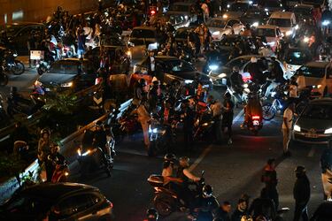 Aficionados y conductores del Paris Saint-Germain (PSG) se detienen en la carretera, entre Porte Maillot y Porte Champerret, en París, durante las celebraciones tras su victoria por 5-0 en la final de la UEFA Champions League.