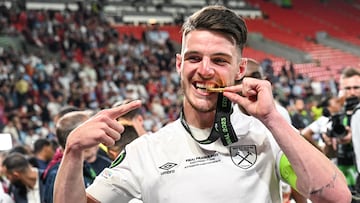 Declan Rice, jugador del West Ham, muerde la medalla de campe¨®n de la Conference League.