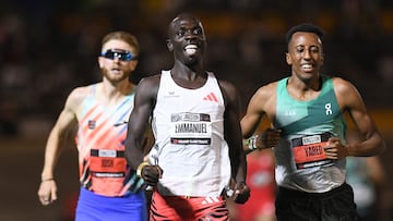 Emmanuel Wanyonyi, en Jamaica, por delante de Nuguse (derecha) y Kerr (izquierda).