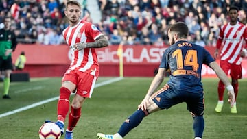 Aleix Garc&iacute;a, del Girona, ante Gay&aacute;, del Valencia.