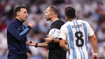 LUSAIL CITY, QATAR - DECEMBER 09: Lionel Scaloni, Head Coach of Argentina, and Marcos Acuna protest to Referee Antonio Mateu during the FIFA World Cup Qatar 2022 quarter final match between Netherlands and Argentina at Lusail Stadium on December 09, 2022 in Lusail City, Qatar. (Photo by Maddie Meyer - FIFA/FIFA via Getty Images)