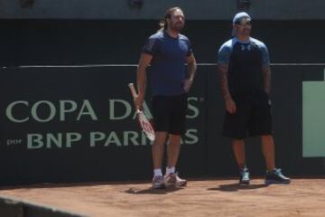 Marcelo Ríos y Nicolás Massú comandaron la primera práctica del elenco chileno de Copa Davis, que ya prepara el duelo por la primera fecha de la Zona I Americana ante República Dominicana.