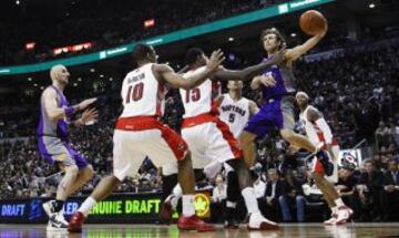 Steve Nash con los Phoenix Suns entra a canasta ante la defensa de los Toronto Raptors.