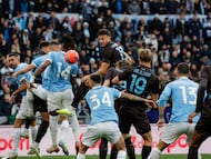 Rome (Italy), 04/01/2026.- (L-R) Lazios Tijjani Noslin, Lazios Mario Gila Fuentes, Napoli's Amir Rrahmani and Napoli's Rasmus Winther Hojlund in action during the Italian Serie A soccer match between SS Lazio and SSC Napoli at the Olimpico stadium in Rome, Italy, 04 January 2026. (Italia, Roma) EFE/EPA/GIUSEPPE LAMI