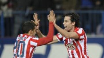 <b>CELEBRACIÓN. </b>Simao celebra con Tiago el gol de éste. Es el primer tanto del nuevo fichaje con el Atleti.