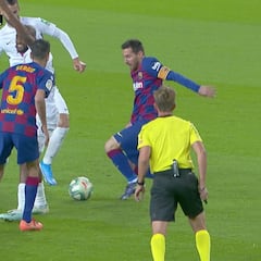 El 97% de los jugadores no tira un caño así en su vida y Messi lo hizo desde el suelo... ¡inédito!