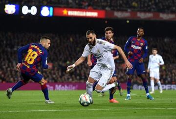 Benzema y Jordi Alba durante el último Clásico que se jugó con público en el Camp Nou.