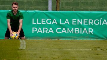 Peque, delantero del Racing, en La Albericia.