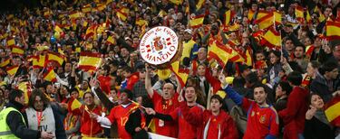 Manolo en medio de la afición española en el amistoso entre España y Colombia en 2011.
 