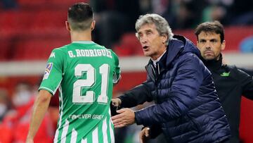 Pellegrini da instrucciones a Guido. 