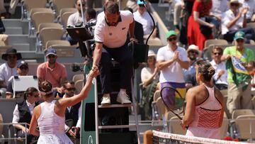 Ukraine's Elina Svitolina (L) shakes hands with the umpire after Belarus' Aryna Sabalenka won their women's singles quarter final match on day ten of the Roland-Garros Open tennis tournament at the Court Philippe-Chatrier in Paris on June 6, 2023. (Photo by Thomas SAMSON / AFP)