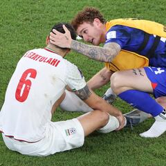 Los futbolistas dan una muestra de respeto entre Irán y Estados Unidos en el Mundial