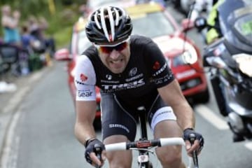 Más participaciones: En 2012 corrió su último Tour de Francia George Hincapie con 39 años. Stuart O´Grady lo hizo en 2013, a quince días de cumplir 40 años, y el alemán Jens Voigt con 42 años en 2014. La fotografía corresponde a la primera etapa de la pasada edición entre Leeds y Harrogate. Ese día, Voigt pasó en primer lugar las tres cotas de la etapa y se alzó con el maillot de lunares. Suman 17 participaciones.