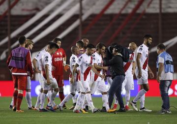 BAS126. BUENOS AIRES (ARGENTINA), 31/10/2017.- Jugadores de River Plate se lamentan luego de perder ante Lanús la semifinal de la Copa Libertadores 2017 hoy, martes 31 de octubre de 2017, al termino de un partido disputado entre ambos equipos en el estadio Ciudad de Lanús, en Buenos Aires (Argentina). EFE/David Fernández