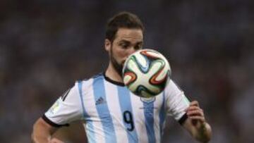 Higua&iacute;n controla un bal&oacute;n en el partido ante Bosnia