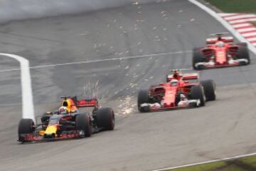 Daniel Ricciardo por delante de los Ferrari.