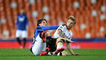 Hateboer y Wass, en el partido entre el Valencia y el Atalanta. 