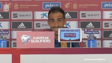 Tuvo que reírse: la traductora pecó de inocente e insistió en la pregunta que Alcácer esquivó