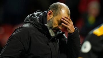 Nuno: "Hay gente que está muriendo y estamos aquí jugando
un partido de fútbol, es absurdo".