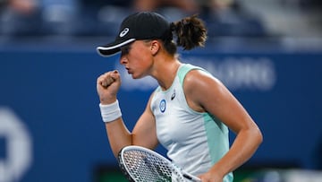 Poland's Iga Swiatek reacts while facing USA's Lauren Davis during their 2022 US Open Tennis tournament women's singles third round match at the USTA Billie Jean King National Tennis Center in New York, on September 3, 2022. (Photo by ANGELA WEISS / AFP)