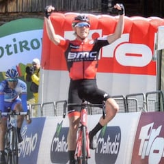 Dennis da un golpe en la mesa y Pinot se coloca como líder