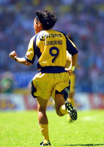 MEXSPORT DIGITAL IMAGE
21 October 2001:  Action photo of Ivan Zamorano of America, celebrating a goal scored againts Guadalajara in the "Clasico" of mexican football held in week 14 of the 2001 winter tournament./Foto de accion de Ivan Zamorano del America, celebrando un gol anotado en contra del Guadalajara en el "Clasico" del futbol mexicano durante la semana 14 del torneo de invierno 2001. MEXSPORT/VICTOR STRAFFON