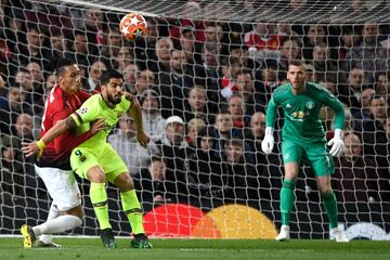 Chris Smalling y Luis Suárez.