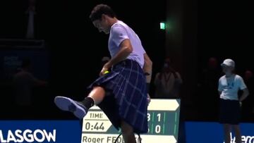 Federer no es grande, es gigante: para el partido para ponerse la falda de una señora