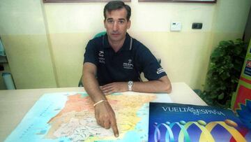 Juan Martínez Oliver marca sus dominios almerienses en un mapa de España.