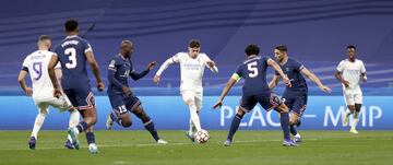 Federico Valverde entre Danilo Pereira y Achraf Hakimi.