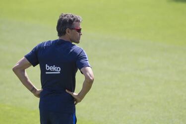 Barcelona boss Luis Enrique takes whole first-team squad to Madrid