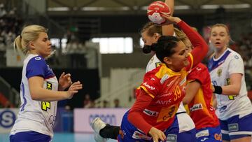 Almudena Rodr&iacute;guez intenta lanzar durante el partido de la Main Round del Mundial de Balonmano Femenino entre Espa&ntilde;a y Rusia.