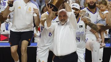 Pablo Laso levanta el t&iacute;tulo de Liga, su trofeo n&uacute;mero 22, el pasado 19 de junio en el WiZink Center.