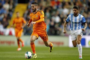 El centrocampista del Real Madrid Francisco Román "Isco" (i) es perseguido por el centrocampista chileno del Málaga Pedro Morales, durante el partido de la jornada vigésima octava de la Liga de Primera División que se disputa esta noche en el estadio de La Rosaleda.