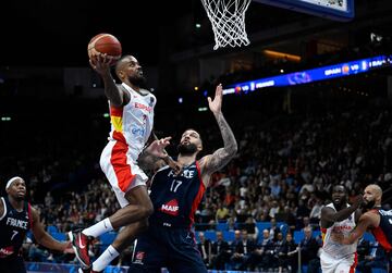 Lorenzo Brown entrando a canasta.