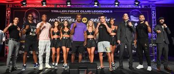 Evander Holyfield y Vitor Belfort, en el centro, con el resto de boxeadores de la velada. 