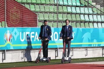 Los jugadores y cuerpo técnico se mueven en patinete durante su concentración para la Eurocopa por la Ciudad de Fútbol de una manera tan divertida y respetuosa para el medio ambiente como es el patinete eléctrico