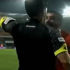 Sancionan a Arda Turan con 16 partidos por empujar al linier