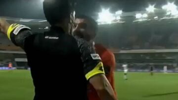 Sancionan a Arda Turan con 16 partidos por empujar al linier
