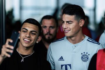 Varios hinchas se tomaron fotos con James en su llegada a la concentración. James lució la hermosa segunda equipación del equipo