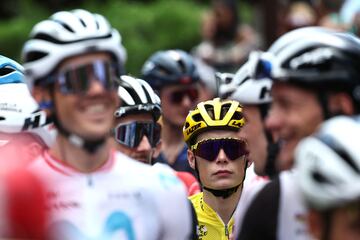 30 ciclistas se cayeron antes del km 30 de la etapa, este accidente obligo a detener la carrera durante unos minutos. En la imagen se ve al ciclista dan¨¦s Jonas Vingegaard, ataviado con el maillot amarillo que le se?aliza como l¨ªder de la carrera general.