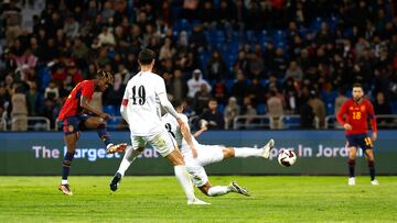 El jugador español, Nico Williams, marca el 0-3 para la selección española. 
