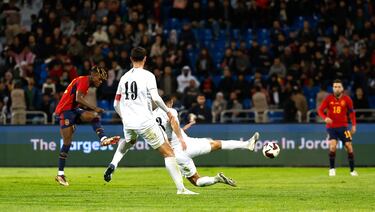 El jugador español, Nico Williams, marca el 0-3 para la selección española. 
