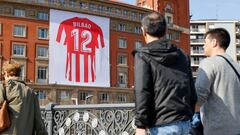 BILBAO, 19/03/2024.- Una camiseta en un edificio en Bilbao, creada para animar al Athletic Club con motivo de la final de la Copa del Rey que se disputará el día 6 de abril en Sevilla.EFE/Luis Tejido
