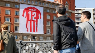 BILBAO, 19/03/2024.- Una camiseta en un edificio en Bilbao, creada para animar al Athletic Club con motivo de la final de la Copa del Rey que se disputará el día 6 de abril en Sevilla.EFE/Luis Tejido
