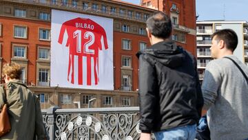 BILBAO, 19/03/2024.- Una camiseta en un edificio en Bilbao, creada para animar al Athletic Club con motivo de la final de la Copa del Rey que se disputará el día 6 de abril en Sevilla.EFE/Luis Tejido
