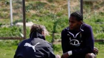 <b>TERAPIA CON MANUCHO. </b>Clemente estuvo ayer bastantes minutos aleccionando al angoleño.