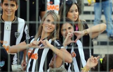 Las bellas hinchas de Atlético Mineiro que llegaron hasta el Monumental.