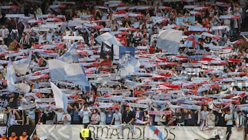 Los aficionados del Celta ondean bufandas y banderas durante un partido en Bala&iacute;dos.