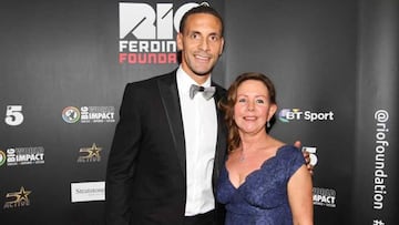 Rio Ferdinand con su madre, Janice St. Fort, en un photocall de su Fundación